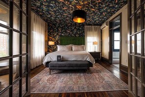 Ropa de cama de alta calidad, minibar y cortinas blackout 