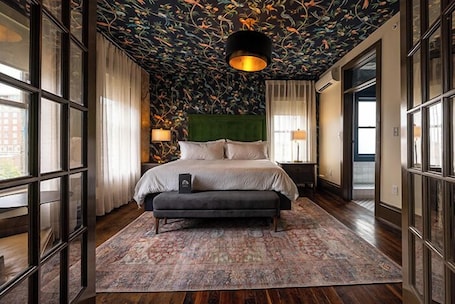 Ropa de cama de alta calidad, minibar y cortinas blackout