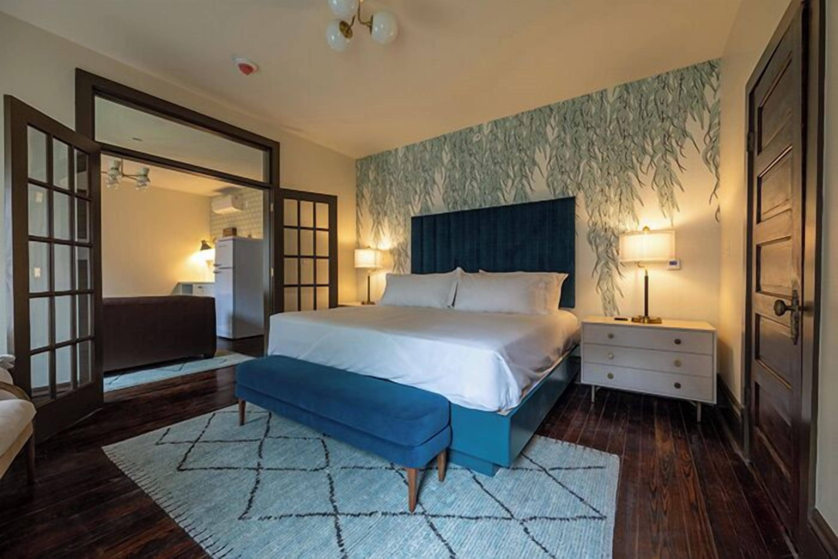 Sängtillbehör av högsta kvalitet, minibar och mörkläggningsgardiner