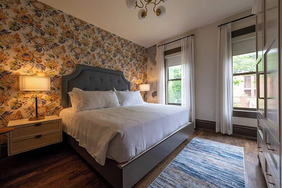 Luxury Studio | Premium bedding, minibar, blackout drapes, iron/ironing board