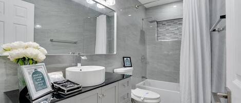 Een douche, een haardroger, handdoeken, zeep