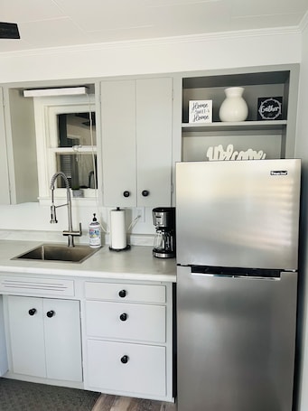 Fridge, microwave, oven, stovetop. Updated 1-bed Cottage 3 doors from Houghton Lake w/ WiFi and next to Golf course