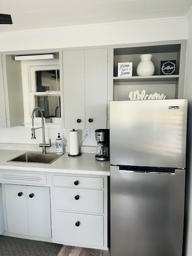 Updated 1-bed Cottage 3 doors from Houghton Lake w/ WiFi and next to Golf course