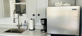 Updated 1-bed Cottage 3 doors from Houghton Lake w/ WiFi and next to Golf course