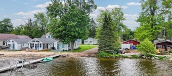Updated 1-bed Cottage 3 doors from Houghton Lake w/ WiFi and next to Golf course