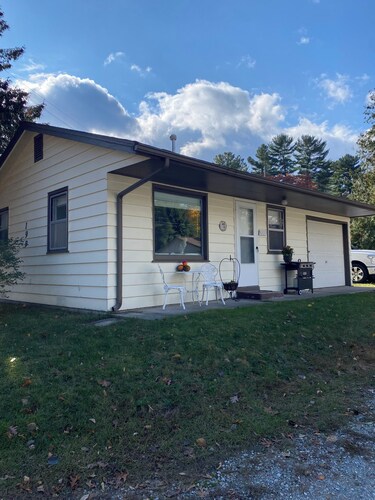 Updated 1-bed Cottage 3 doors from Houghton Lake w/ WiFi and next to Golf course