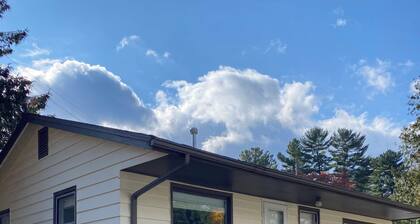 Updated 1-bed Cottage 3 doors from Houghton Lake w/ WiFi and next to Golf course