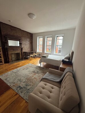 1 habitación, tabla de planchar con plancha, wifi y ropa de cama