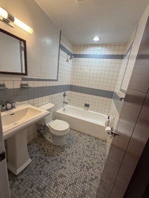 Secadora de cabello, toallas, jabón, papel de baño