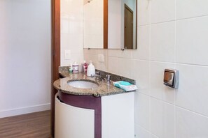 Douche, sèche-cheveux, serviettes fournies, savon