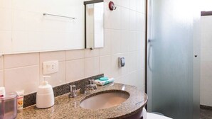 تجهيزات دش، مجففات شعر، مناشف، صابون