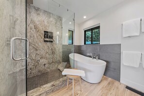Secador de cabelo, toalhas de banho, sabonete, shampoo