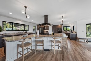 冷蔵庫、電子レンジ、オーブン、コンロ