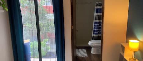 Tabla de planchar con plancha, wifi, ropa de cama