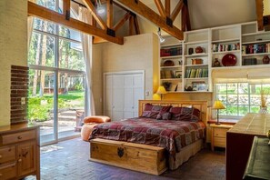 5 bedrooms, iron/ironing board, WiFi, bed sheets