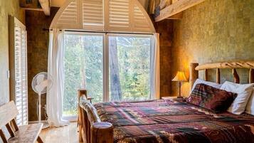 5 bedrooms, iron/ironing board, WiFi, bed sheets