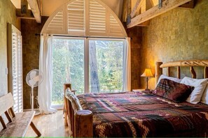 5 bedrooms, iron/ironing board, WiFi, bed sheets