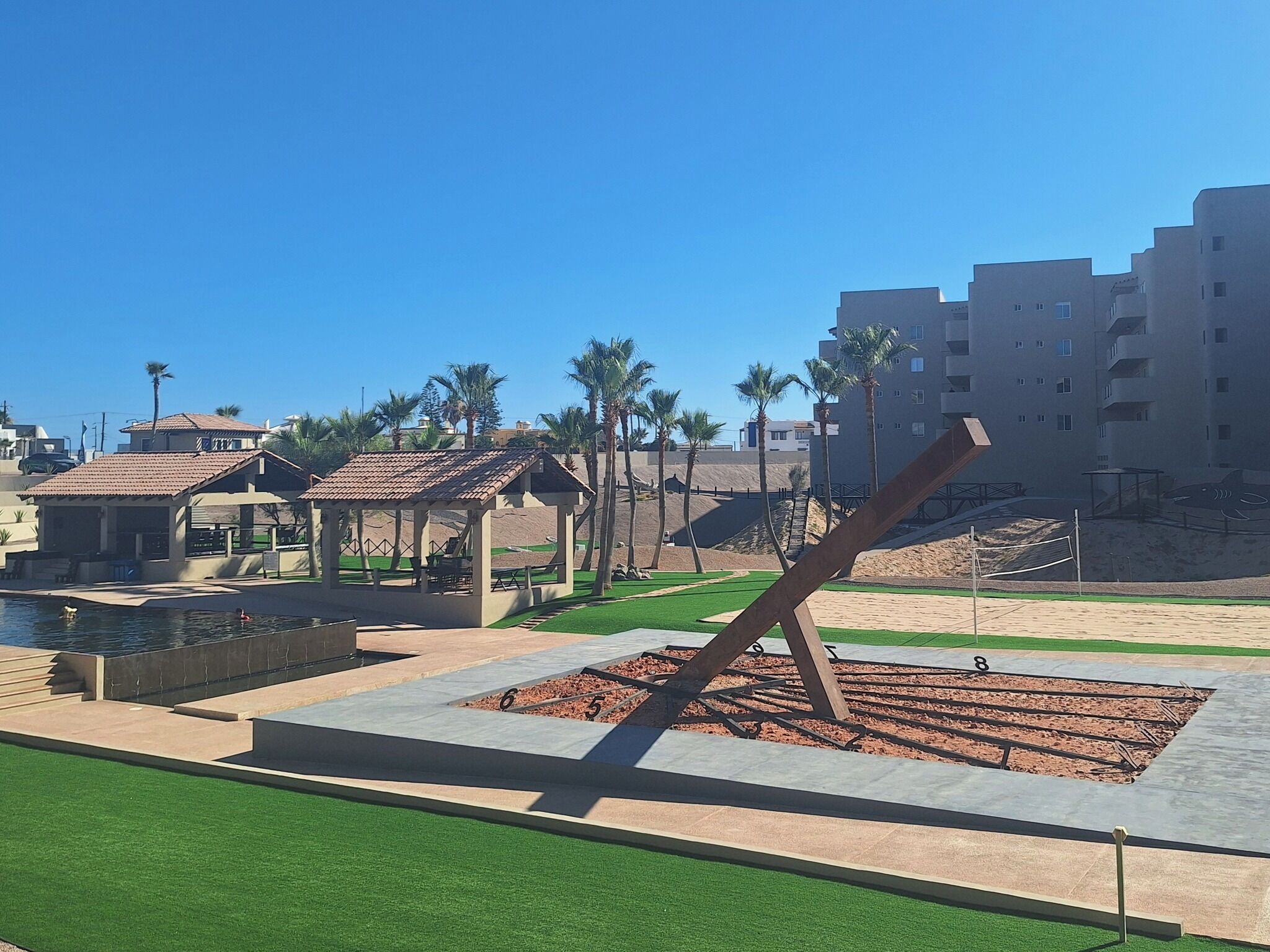 Un parc doté d’une grande sculpture, de vastes pelouses et d’une piscine.