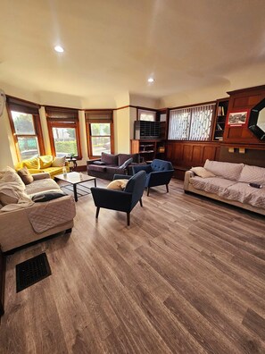 Living area - 11-bedroom Historic Victorian Mansion lodge in brilliant Los Angeles-USC Village (Los Angeles)