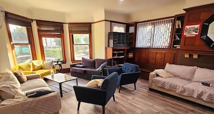 11-bedroom Historic Victorian Mansion lodge in brilliant Los Angeles-USC Village