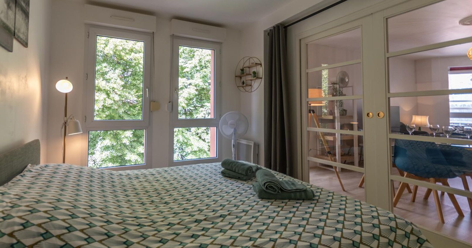 Lit parapluie, Wi-Fi gratuit, draps fournis