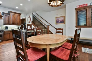 Dining - Walk to Skiing, Juniper Landing 2 BR, Pool, Hot Tub, Golf Course Views (Park City)