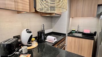 Apartment, City View | Private kitchen