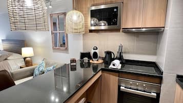 Apartment, City View | Private kitchen