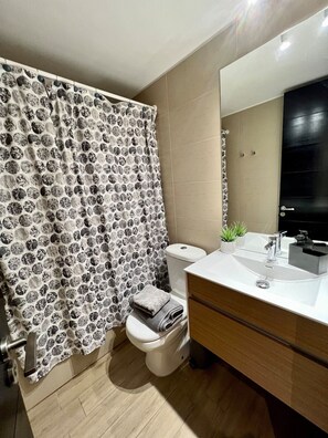 Apartment, City View | Bathroom - Atractivo y moderno estudio en Clínica Las Condes (Santiago)