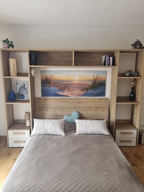 Iron/ironing board, WiFi, bed sheets