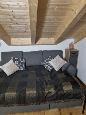 5 bedrooms, iron/ironing board, WiFi, bed sheets