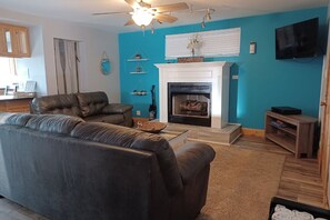 Living area - 3 Bedroom Suite, just steps from Indiana Beach with lake access and more! (Monticello)