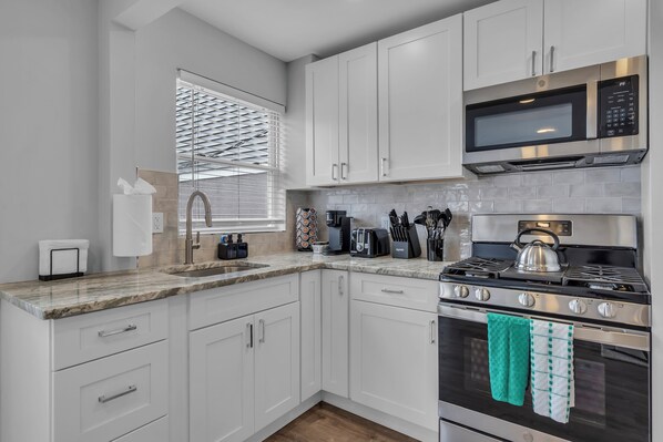 Fridge, microwave, stovetop, dishwasher