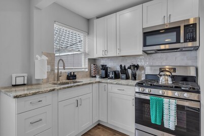 Walk 2 Beach with Towels & Linens, Coffee, BBQ Grill and AC