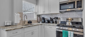 Walk 2 Beach with Towels & Linens, Coffee, BBQ Grill and AC
