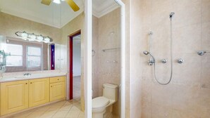 Apartemen, 2 kamar tidur, akses difabel | Kamar mandi
