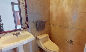 อพาร์ทเมนท์, 2 ห้องนอน, พร้อมสิ่งอำนวยความสะดวกสำหรับผู้พิการ | ห้องน้ำ