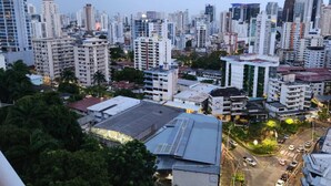 Apartemen, 2 kamar tidur, akses difabel | Balkon