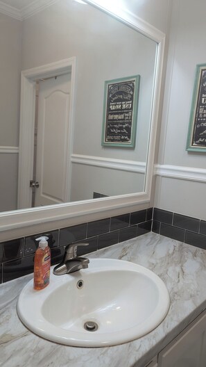Dusche, Haartrockner, Handtücher, Toilettenpapier