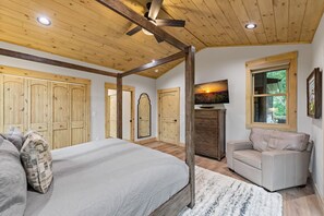 4 bedrooms, desk, iron/ironing board, free WiFi - A Touch of Whimsy - Pet Friendly | Close to Town | Hot Tub | Large Game Rooom | Gated Community (Blue Ridge)