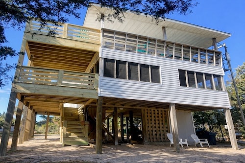 Semi oceanfront 4 bedroom home in Salvo! It’s pet friendly. Walk to the beach.