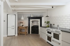 Kylskåp, ugn, spishäll och diskmaskin
