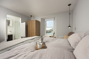 3 bedrooms, iron/ironing board, internet, bed sheets