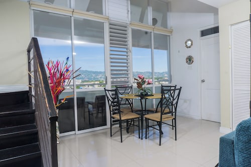 Charming 2-bedroom apartment with WiFi and AC in St Andrews Parish