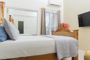 2 bedrooms, iron/ironing board, free WiFi, bed sheets - Charming 2-bedroom apartment with WiFi and AC in St Andrews Parish (St Andrews Parish)