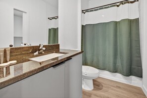 Douche, sèche-cheveux, serviettes fournies