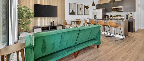 TV connectée, baby-foot, chaîne hi-fi