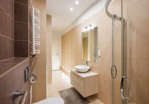 Een douche, gratis toiletartikelen, een haardroger
