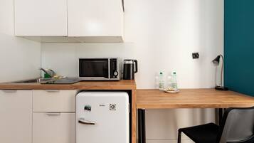 Køleskab, mikrobølgeovn, kogeplade, brødrister