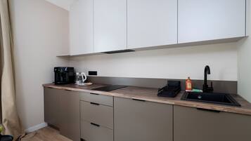 Een koelkast, een kookplaat, een koffiezetapparaat/waterkoker